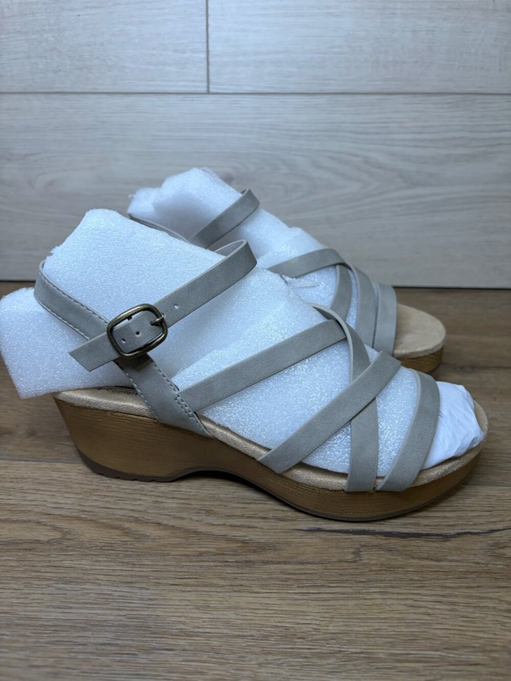 Easy Street Monroe Women’s Strappy Wedge Sandals Taupe Size 6.5WW